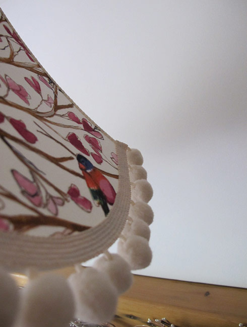 Edge view of the Birdsong in cream lampshade